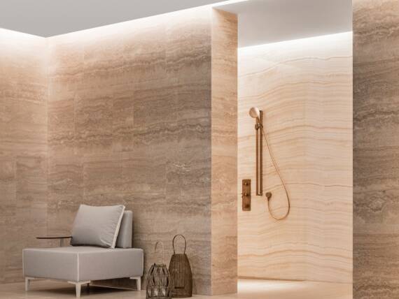 Arte Surfside 室内泳池配有雅生淋浴产品。