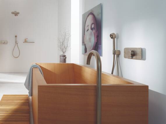 橡木浴缸配有雅生 One 手持花洒和恒温器。