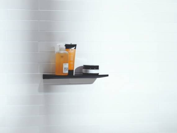 雅生 Universal Circular 配件淋浴置物架。