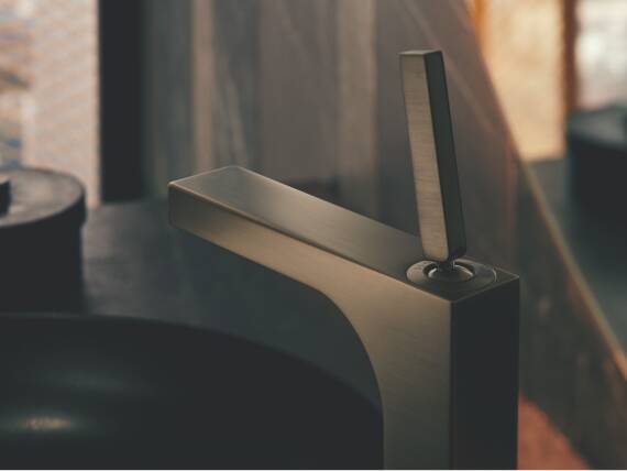 标志性的雅生奇特里奥带销柄面盆龙头。