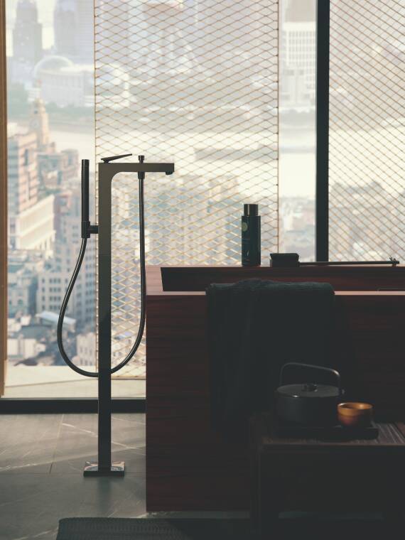 带一字把手的雅生奇特里奥落地式浴缸龙头。