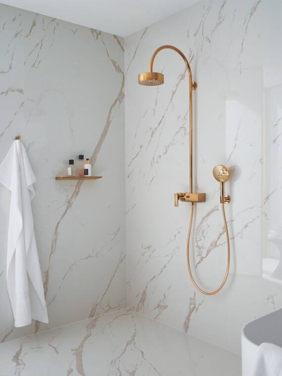 雅生奇特里奥淋浴管搭配头顶花洒。