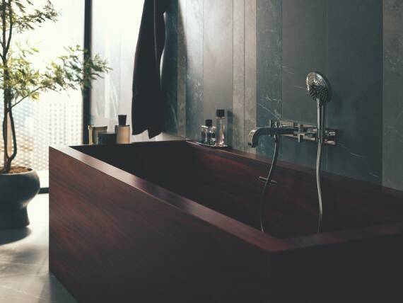 雅生奇特里奥壁挂式 3 孔浴缸龙头。