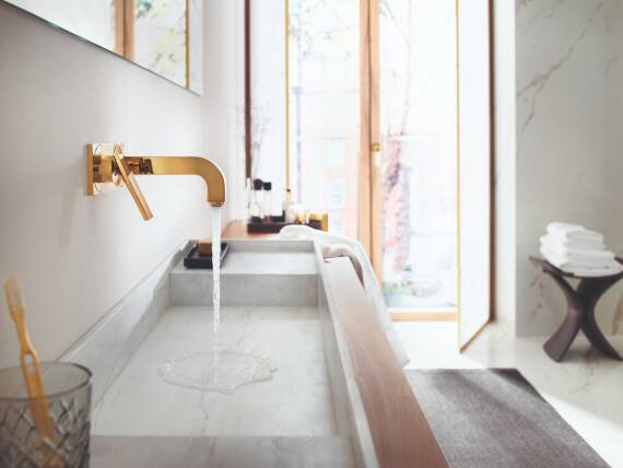 使用中的雅生奇特里奥壁挂式龙头。