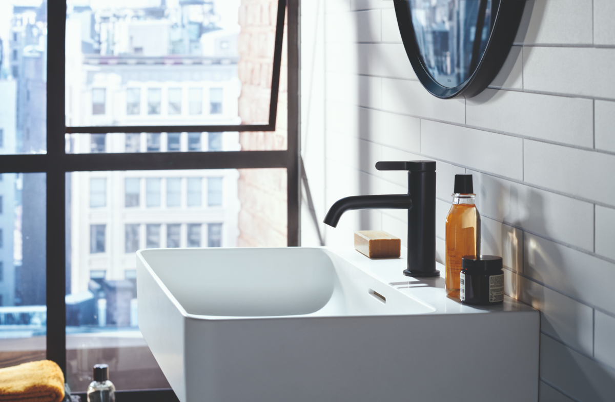 带一字把手的雅生 One 台盆龙头。