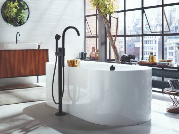 带手持花洒的雅生 One 落地式浴缸龙头。