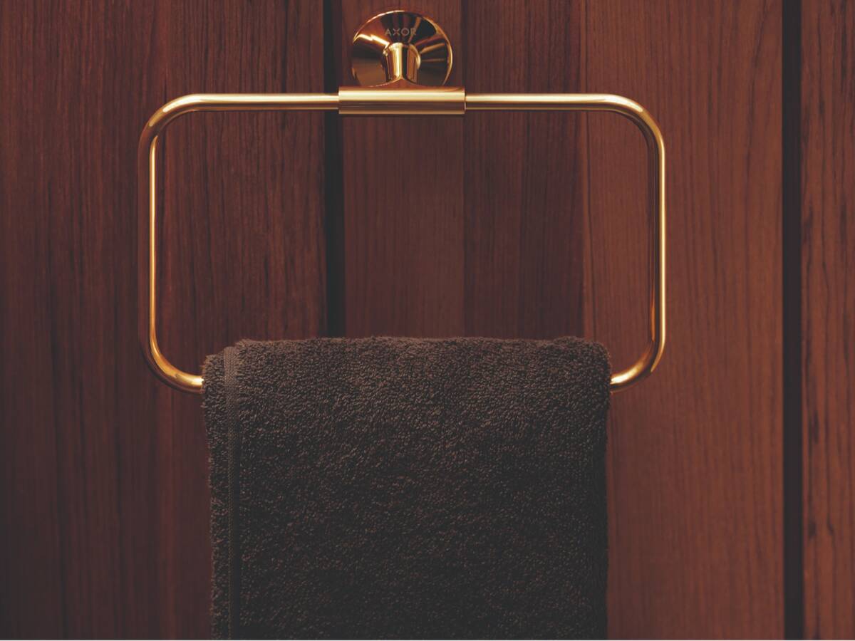 雅生 Universal Circular 配件扶手浴巾架。