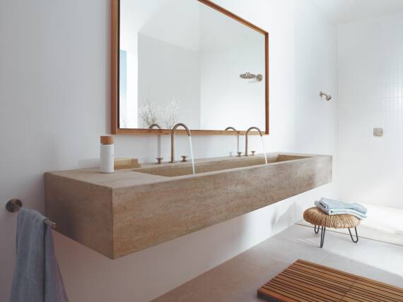 石灰华台盆配有雅生 One面盆龙头。