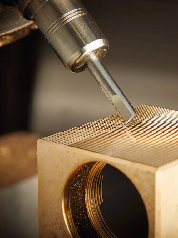 采用超精密铣削工艺加工雅生 Edge 的表面。