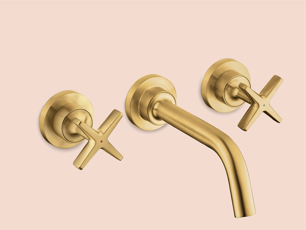 拉丝金色款雅生奇特里奥 M 搭配雅生奇特里奥 E 把手与雅生奇特里奥墙罩