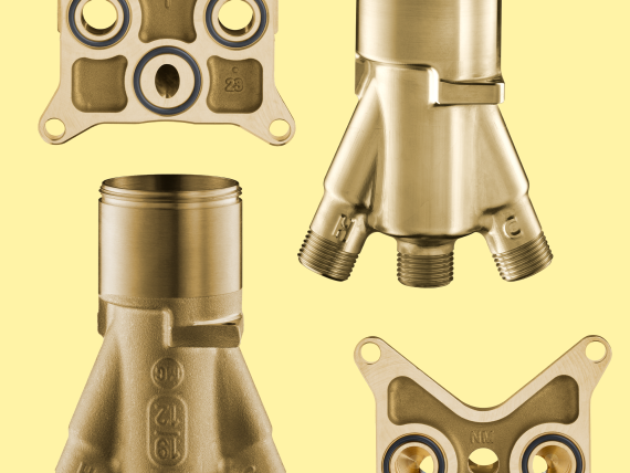 经过调整的基础套件及其他国家特定组件。