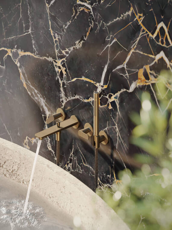 雅生奇特里奥 C 带花洒臂的 3 孔式墙装浴缸龙头特写。