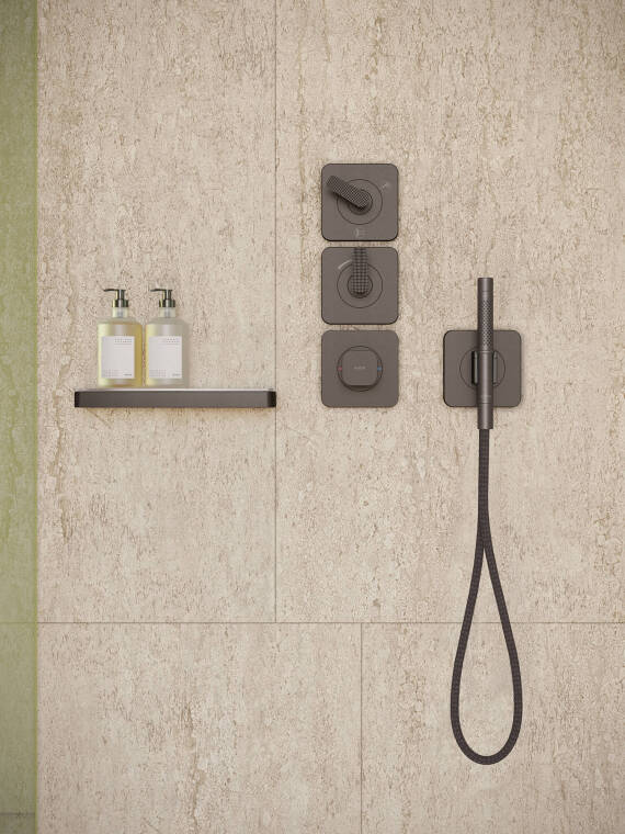 采用单独装饰盖的 3 个出水装置款雅生奇特里奥 C 恒温模块特写