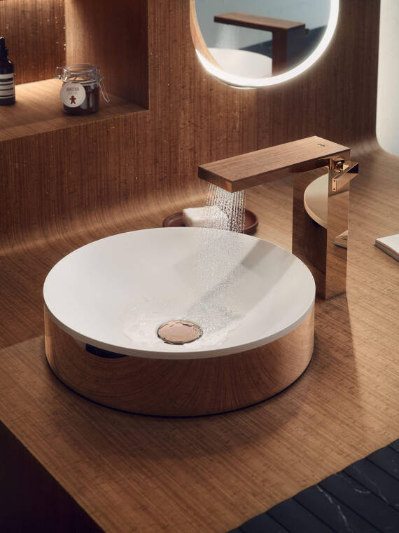 采用抛光玫瑰金色饰面的雅生 MyEdition 系列产品和雅生 Suite 台盆