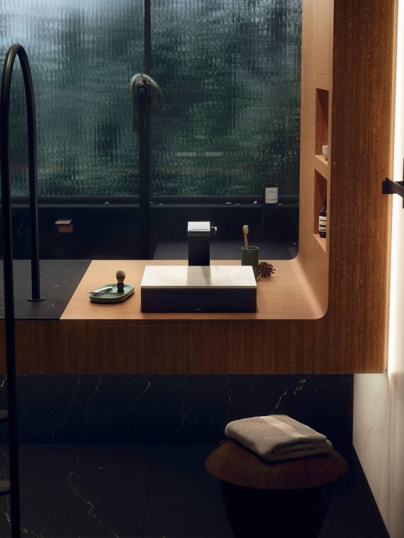 哑光黑色雅生 MyEdition 系列产品和采用抛光玫瑰金色饰面的雅生 Suite 台盆