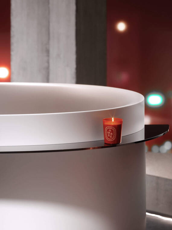 配有抛光黑铬色饰面的雅生 Suite 浴缸及置物架