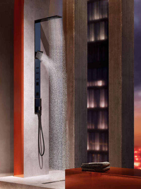 抛光黑铬色雅生 ShowerComposition 系列产品映衬着璀璨的都市夜景