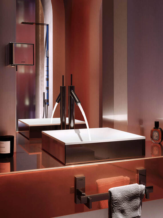 采用抛光黑铬色饰面的雅生 Suite 台盆和雅生斯达克龙头细节展示