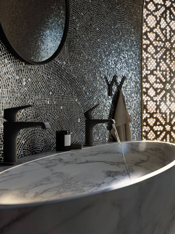 配有雅生奇特里奥 E 系列产品的 Hadi Teherani 浴室方案的中景。