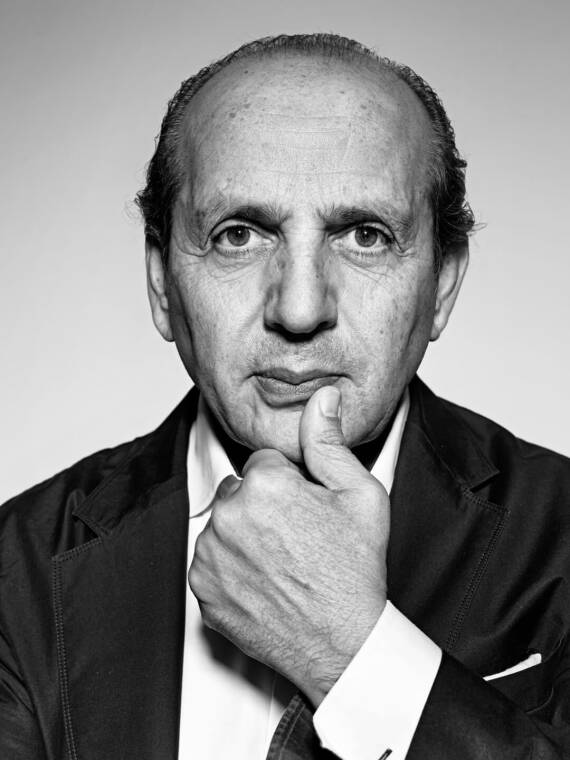 建筑师兼设计师 Hadi Teherani 的肖像照片。