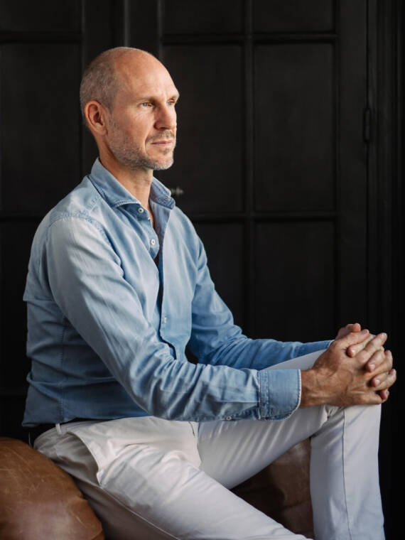 室内建筑师 Tristan Auer 的肖像照片。