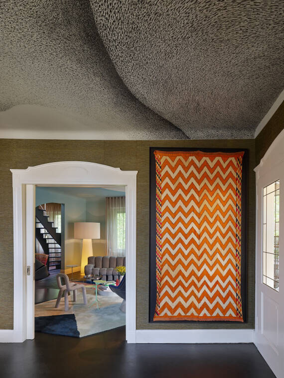 复式公寓 P155 中具有锯齿形图案的壁毯。