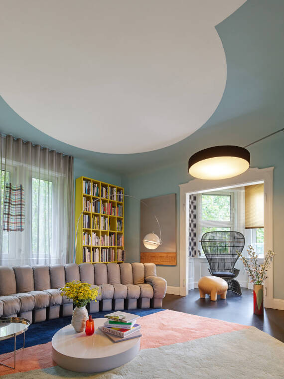 复式公寓 P155 中色彩丰富、适于消遣的客厅。