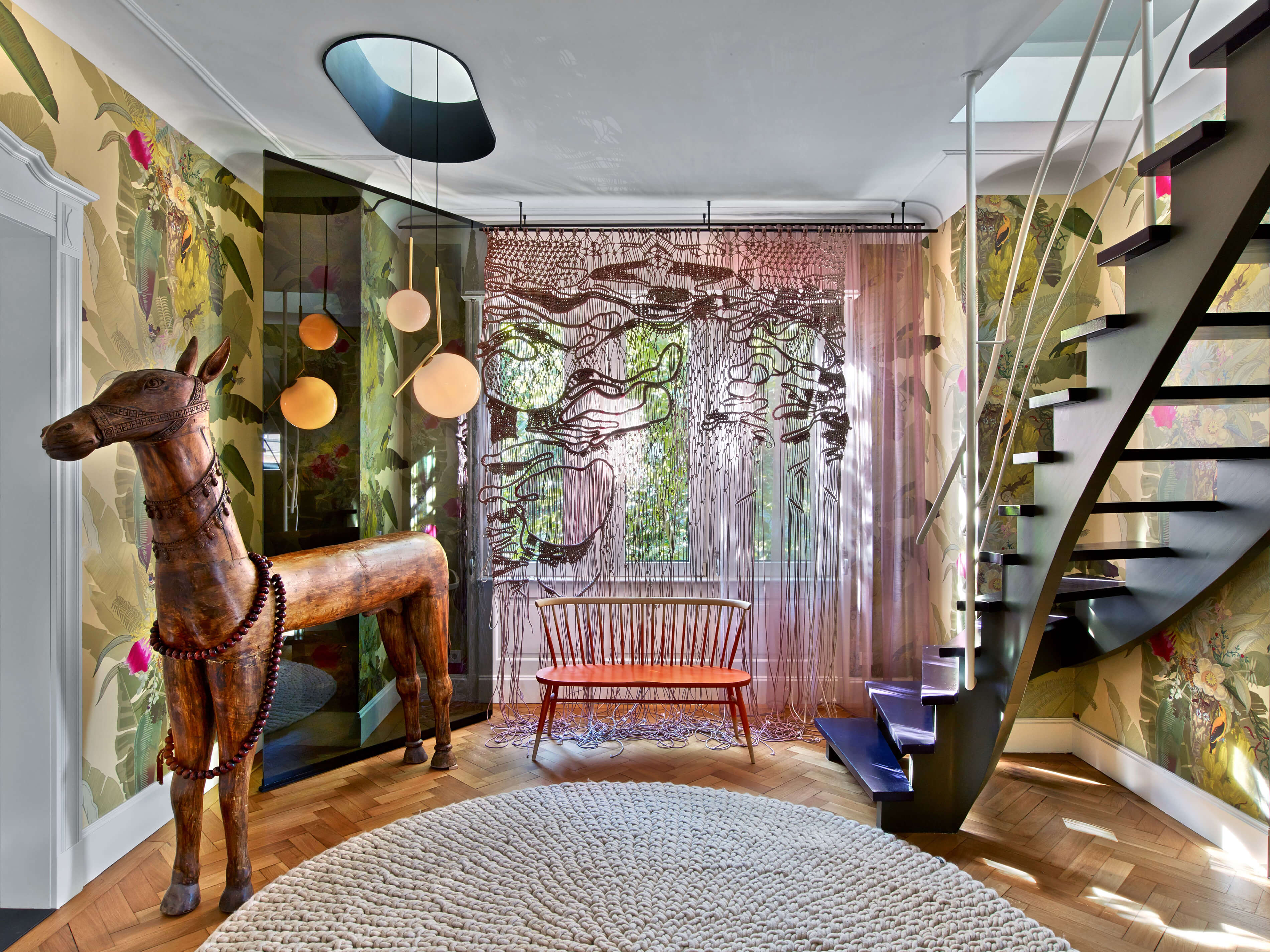复式公寓 P155 的走廊区域以及一匹真人大小的木马。