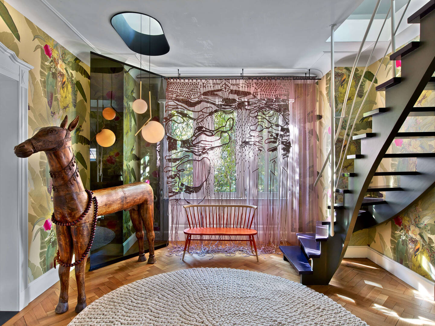 复式公寓 P155 的走廊区域以及一匹真人大小的木马。