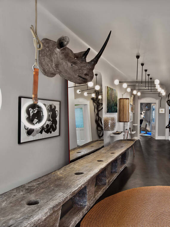 复式公寓 P155 走廊上的一张仿古长木椅。