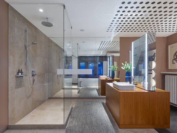 复式公寓 P155 的主浴室，配备雅生奥奇拉系列产品。