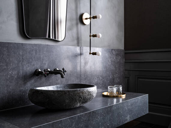 配备红宝石和蓝宝石镶嵌把手的雅生蒙特勒壁挂式台盆龙头。