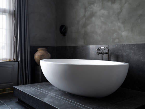 香巴拉套房中的个性化雅生蒙特勒落地式浴缸龙头。