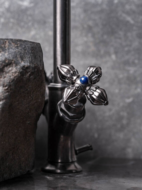 把手镶有宝石的个性化雅生蒙特勒龙头特写。