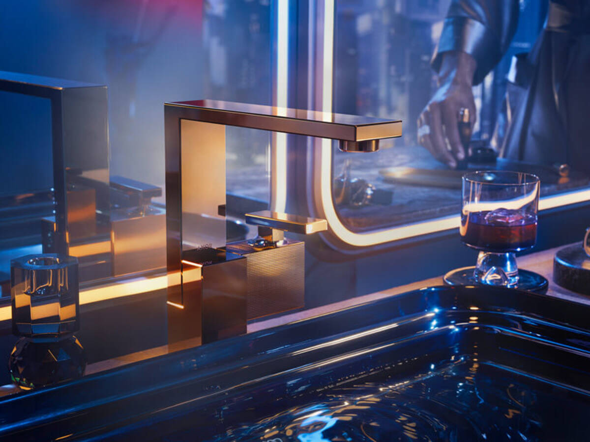 采用抛光金色外观表面的雅生 Edge 台盆龙头特写。