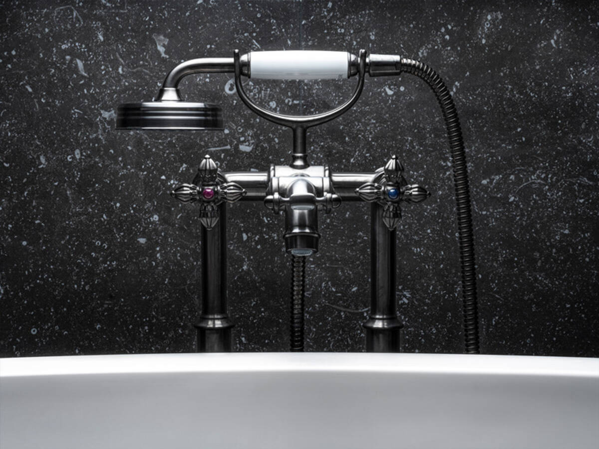 配备星形把手的雅生蒙特勒双把手明装浴缸龙头。