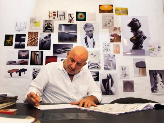 让•马利•玛颂在他位于巴黎的书桌旁。