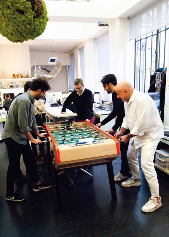 让•马利•玛颂及其团队在玩桌上足球。