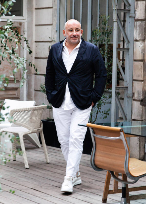 让•马利•玛颂在他的办公室阳台上。