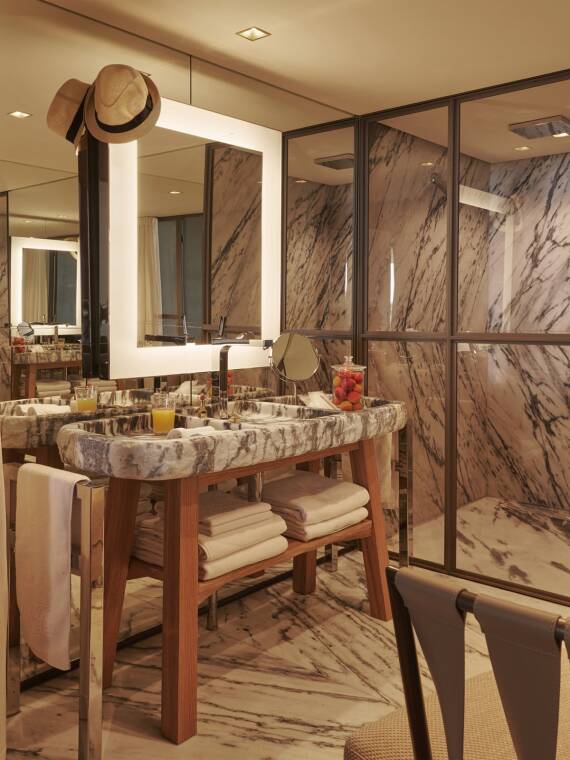 浴室铺嵌大理石并配有雅生奇特里奥系列。