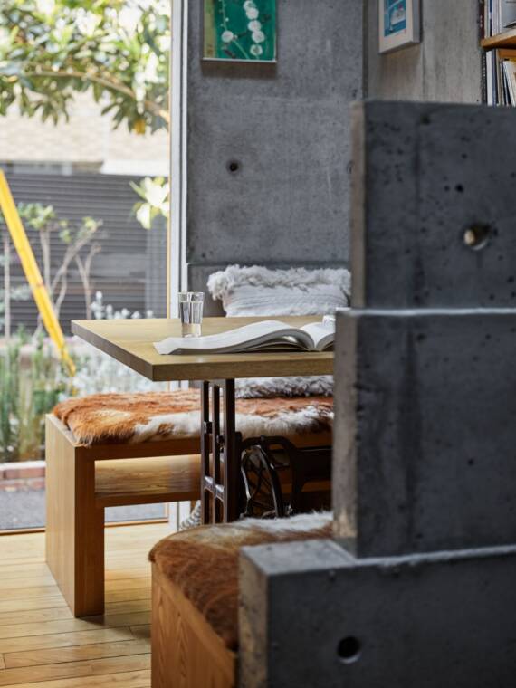 爱之屋 2 号（Love2 House）的用餐区和花园入口。