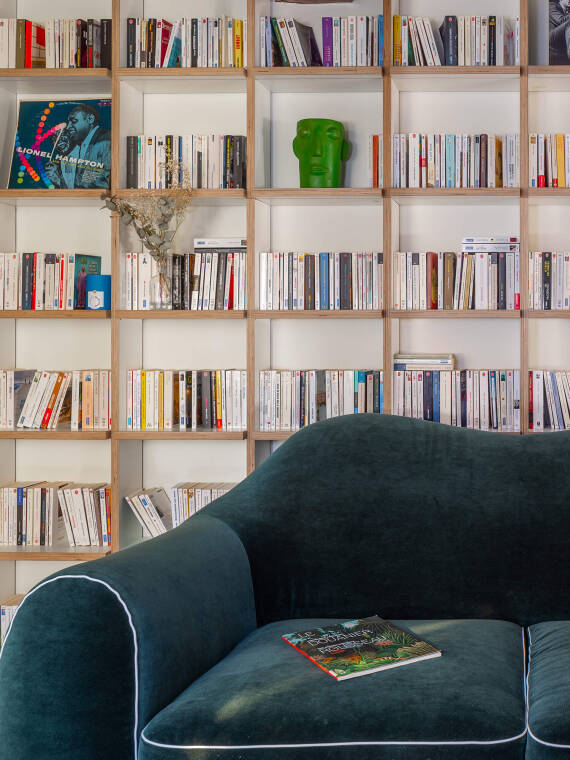 设有书架和檐口墙的主套房 L’Arrache-Coeur