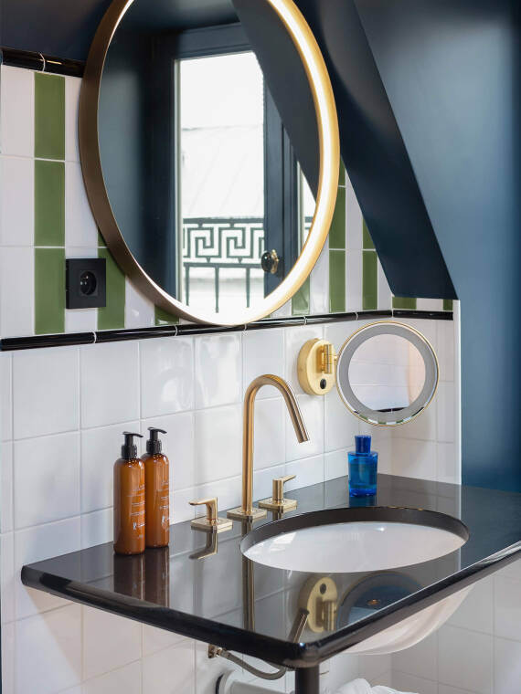 巴黎 Chouchou 酒店中配备具有拉丝古铜色 FinishPlus 表面的雅生奇特里奥 M 水龙头的浴室