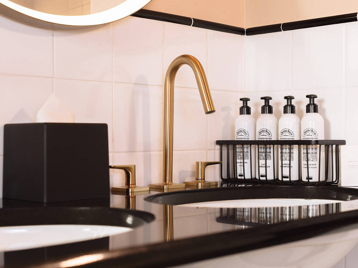 拉丝古铜色的雅生奇特里奥 M 面盆龙头