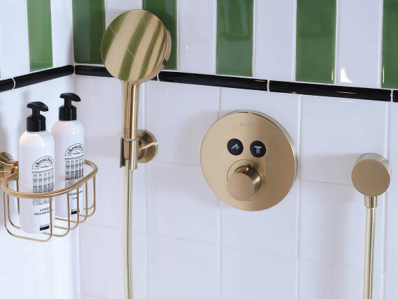 巴黎 Chouchou 酒店中配有拉丝古铜色雅生花洒解决方案的淋浴房特写