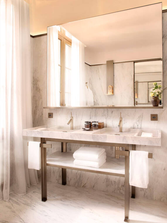 圣保罗瑰丽酒店的浴室采用拉丝古铜色的雅生斯达克系列龙头