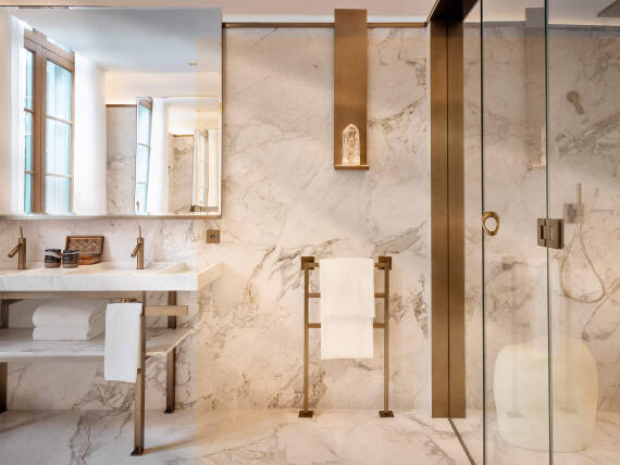 圣保罗瑰丽酒店的浴室采用拉丝铜色的雅生斯达克系列龙头