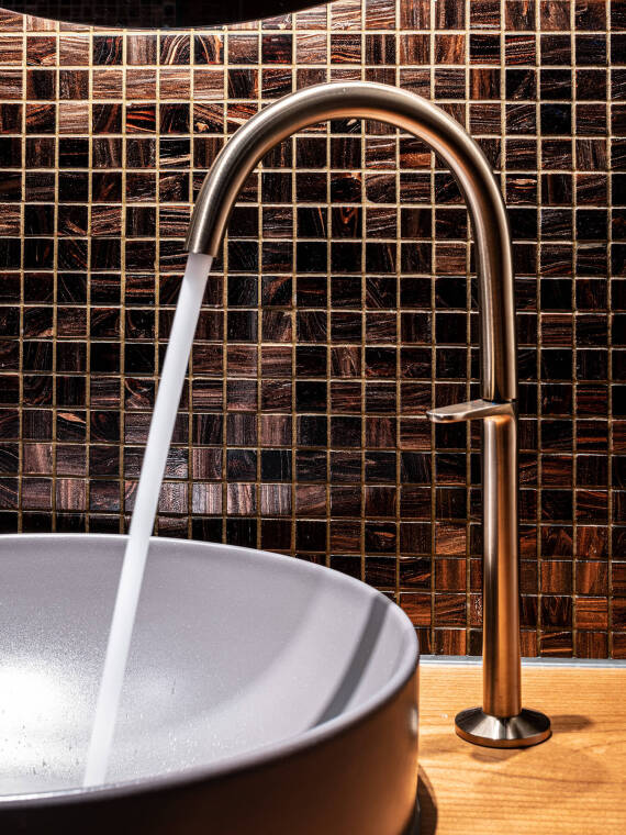 拉丝古铜色的雅生 One 面盆龙头的特写