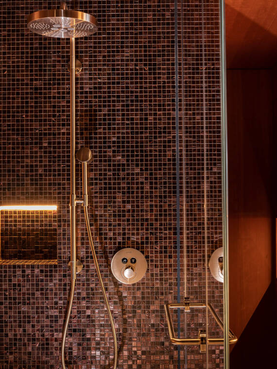 拉丝古铜色的雅生 One 淋浴管的特写