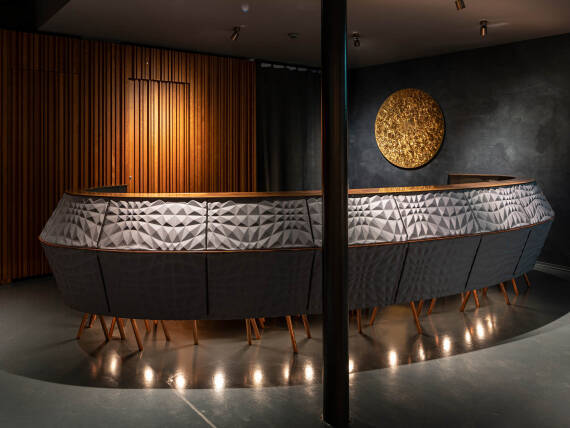 开放式室内设计与酒店的历史以及周围的湖泊密切相关并参考太阳、月亮和星星